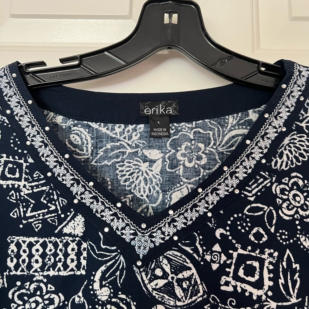Erika V neck Top, L - Picture 5 of 7
